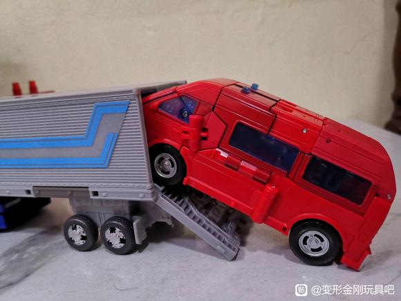 Studio-Series-Voyager-Ironhide-04