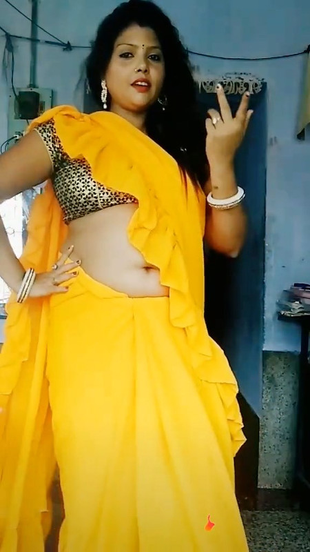 Hot aunty big navel in yellow saree mp4 