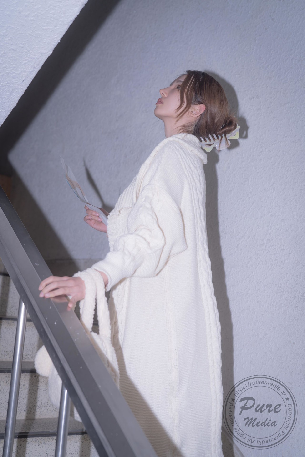 Yeha（예하）《浅色系针织长裙》写真，夜晚街道，温柔与氛围感美女欣赏插图6