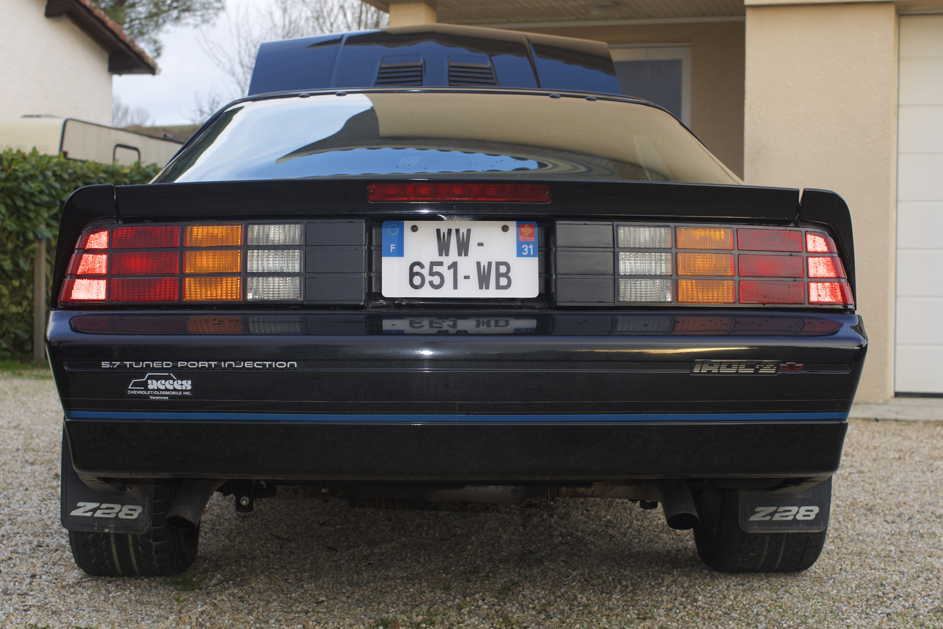 https://i.postimg.cc/mLfm2MQ2/Camaro-Z28-13.jpg