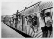 Pingente no trem, década de 1990 - Foto Wilson Alves Cordeiro