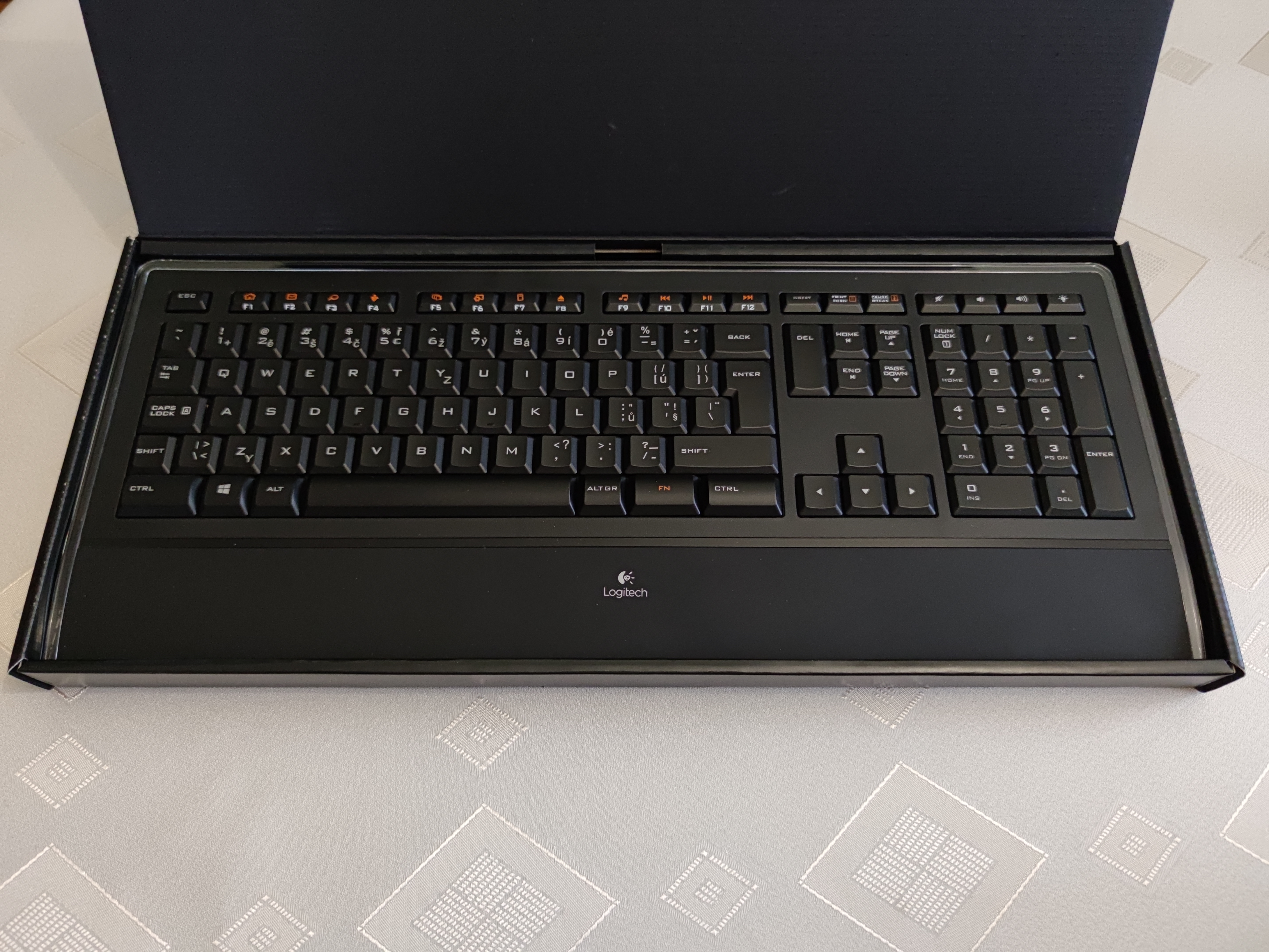 Klavesnica Logitech Illuminated K740 CZ Klavesnica Logitech Illuminated K740 CZ