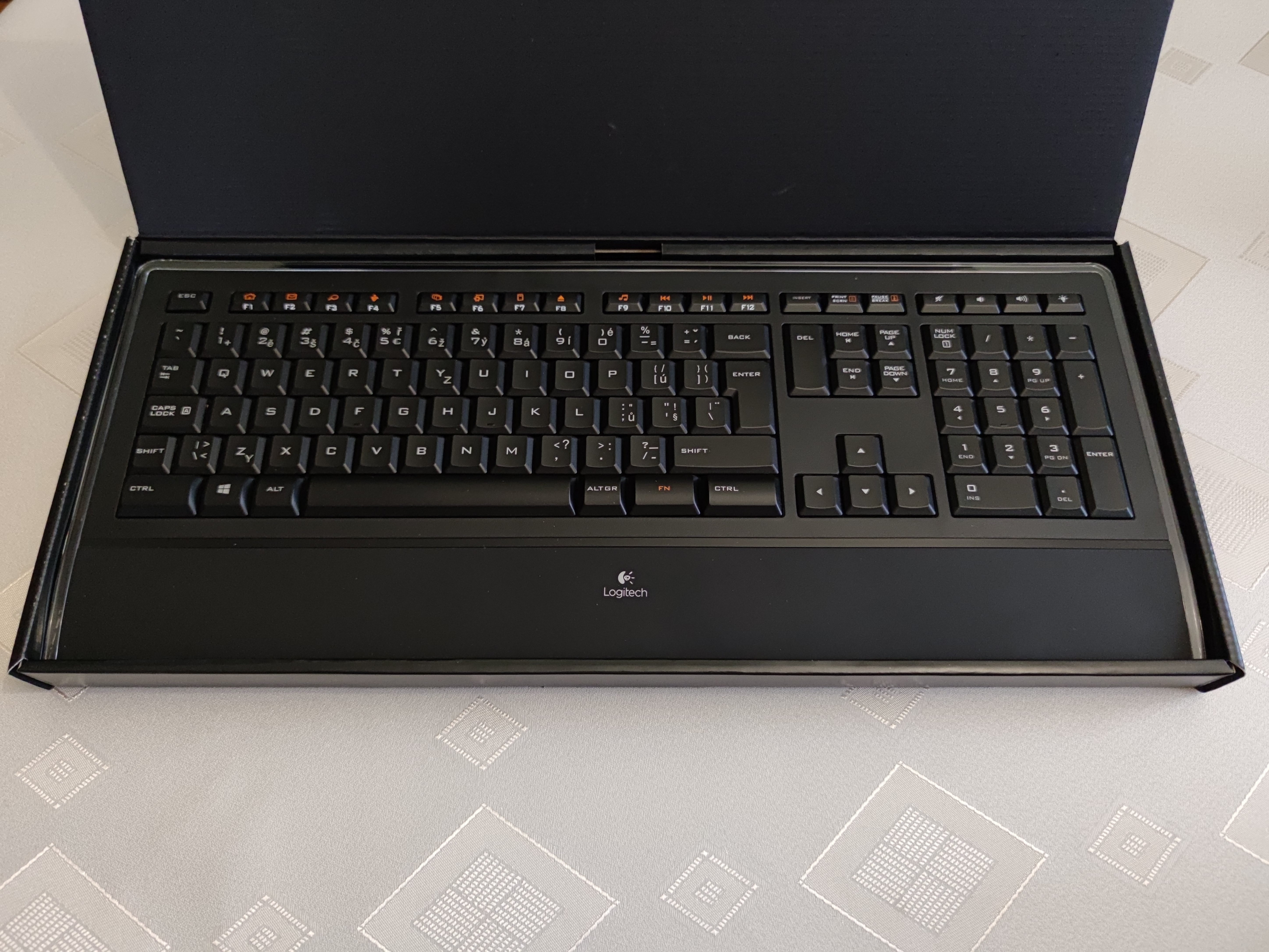 Klavesnica Logitech Illuminated K740 CZ