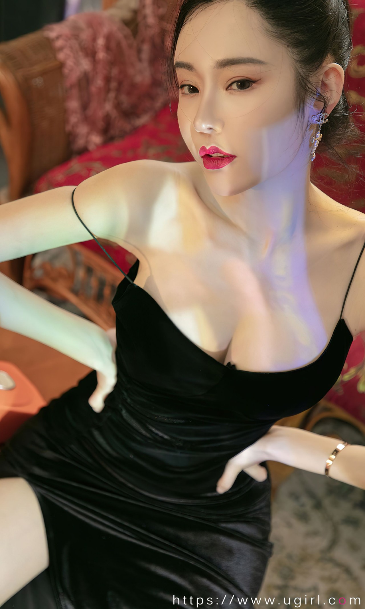 萌 琪 琪《黑色吊带裙》写真，性感、优雅气质插图1