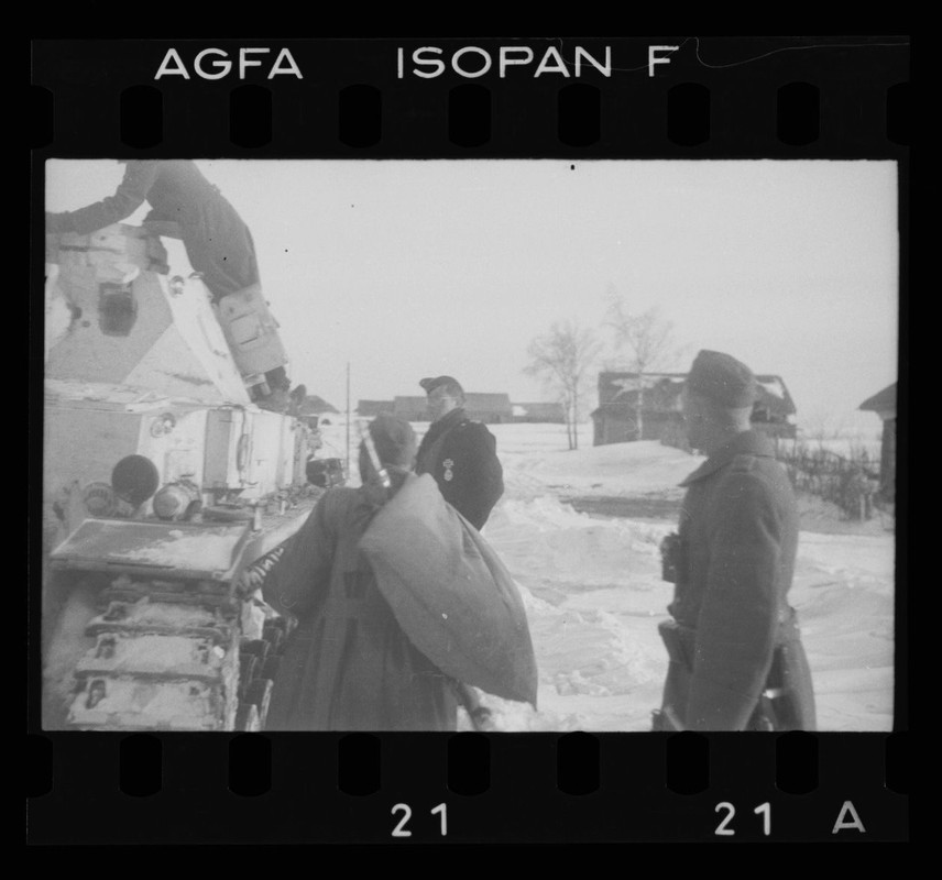 , Soldaten auf Sturmgeschütz im Winter1