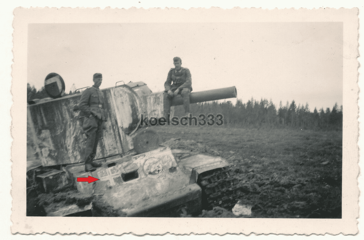 Foto Novaya Maluska russischer KW II Panzer mit Wehrmacht Beute Balkenkreuz  (2)
