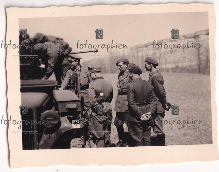 Foto-2-Weltkrieg-Russland-Krim-Simferopol-Kfz-Offiziere-1942