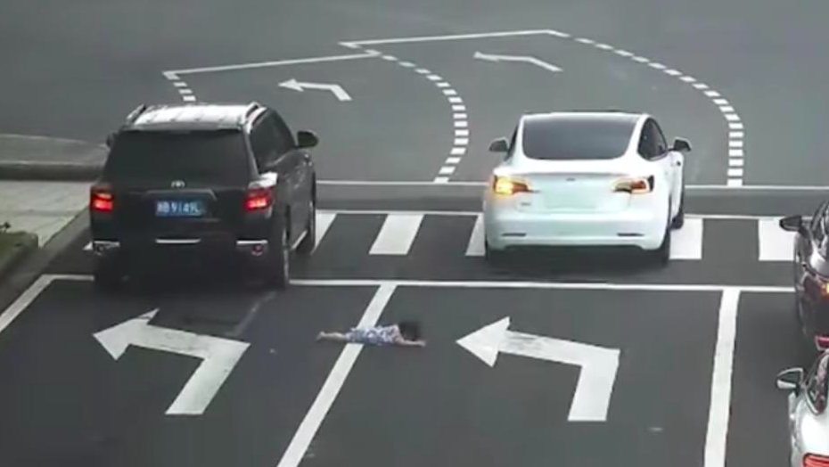 Niña cae desde la ventana de un carro y se libra de ser atropellada