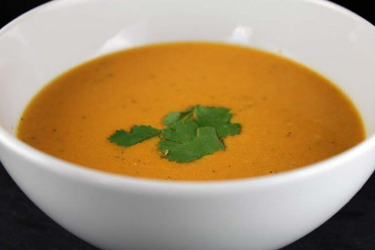Tomatensuppe mit Kokosmilch Tomatensuppe mit Kokosmilch