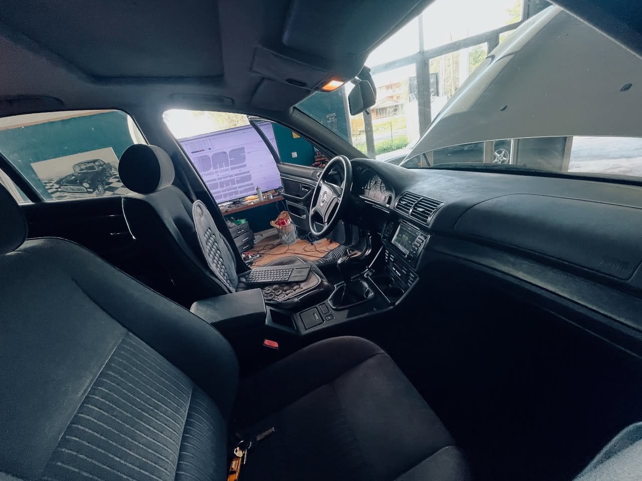 BMW E39 engine bay M52B20