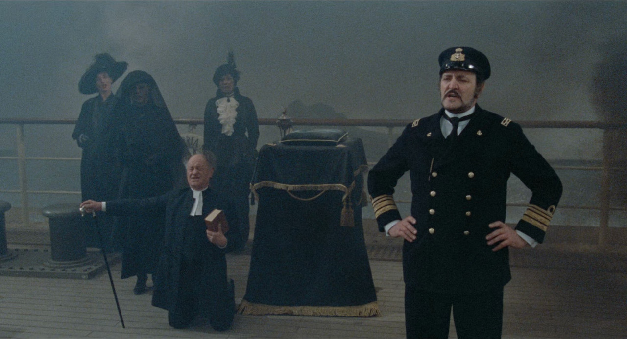 And the Ship Sails On (1983) Criterion.mkv_020040.400