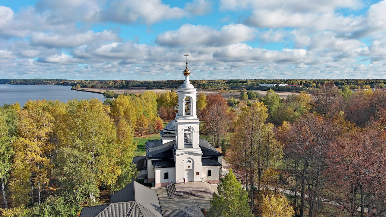 Церковь спереди сверху