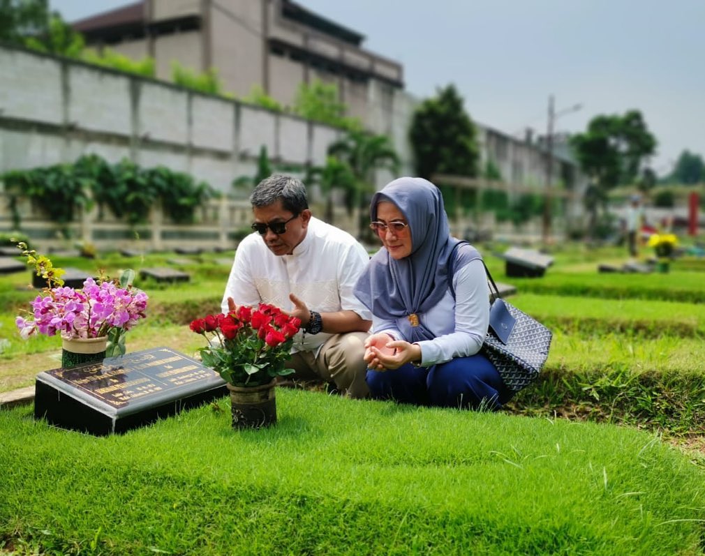 Ilustrasi nyekar waktu lebaran