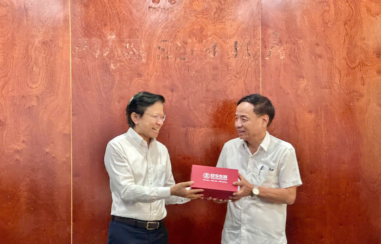 Từ trái sang phải: GS.TS Hoàng Anh Tuấn - Hiệu trưởng VNU-USSH, Ông Hà Vỹ - Phó GĐ Sở Văn hóa và Thể thao TP. Đà Nẵng.