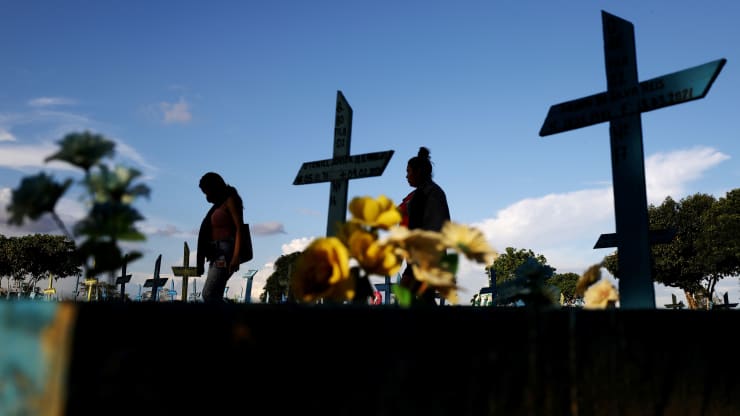 Muertes globales por COVID-19 alcanzan los 5 millones ante avance de la pandemia