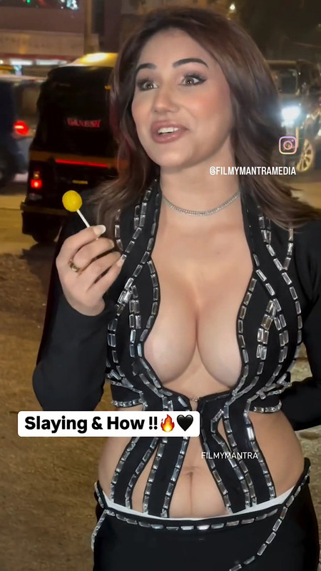 Hot sexy desi actress boobs navel in seducing black costume.mp4_snapshot_00.04.370