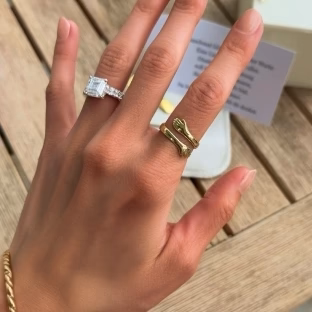 La bague s’adapte à tous les doigts