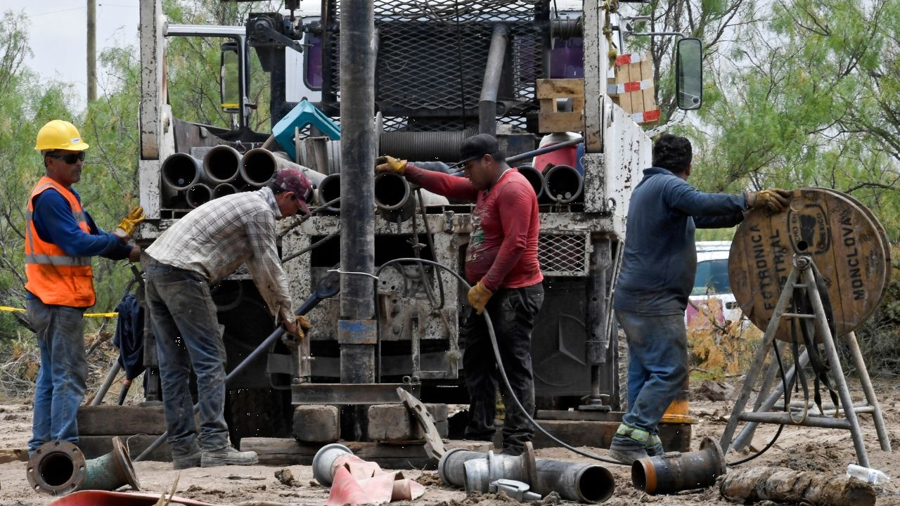 Rescate de mineros en Coahuila está detenido por cambio de proveedor de maquinaria