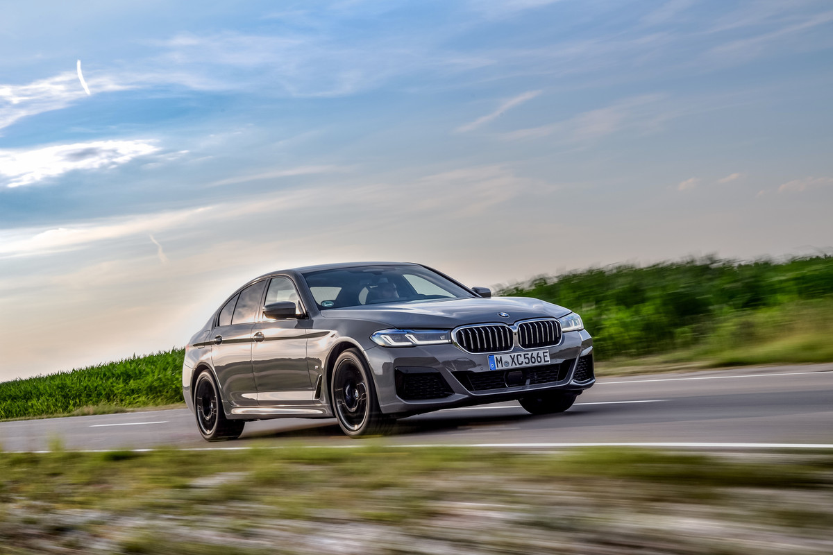 P90395471_highRes_the-new-bmw-545e-xdr
