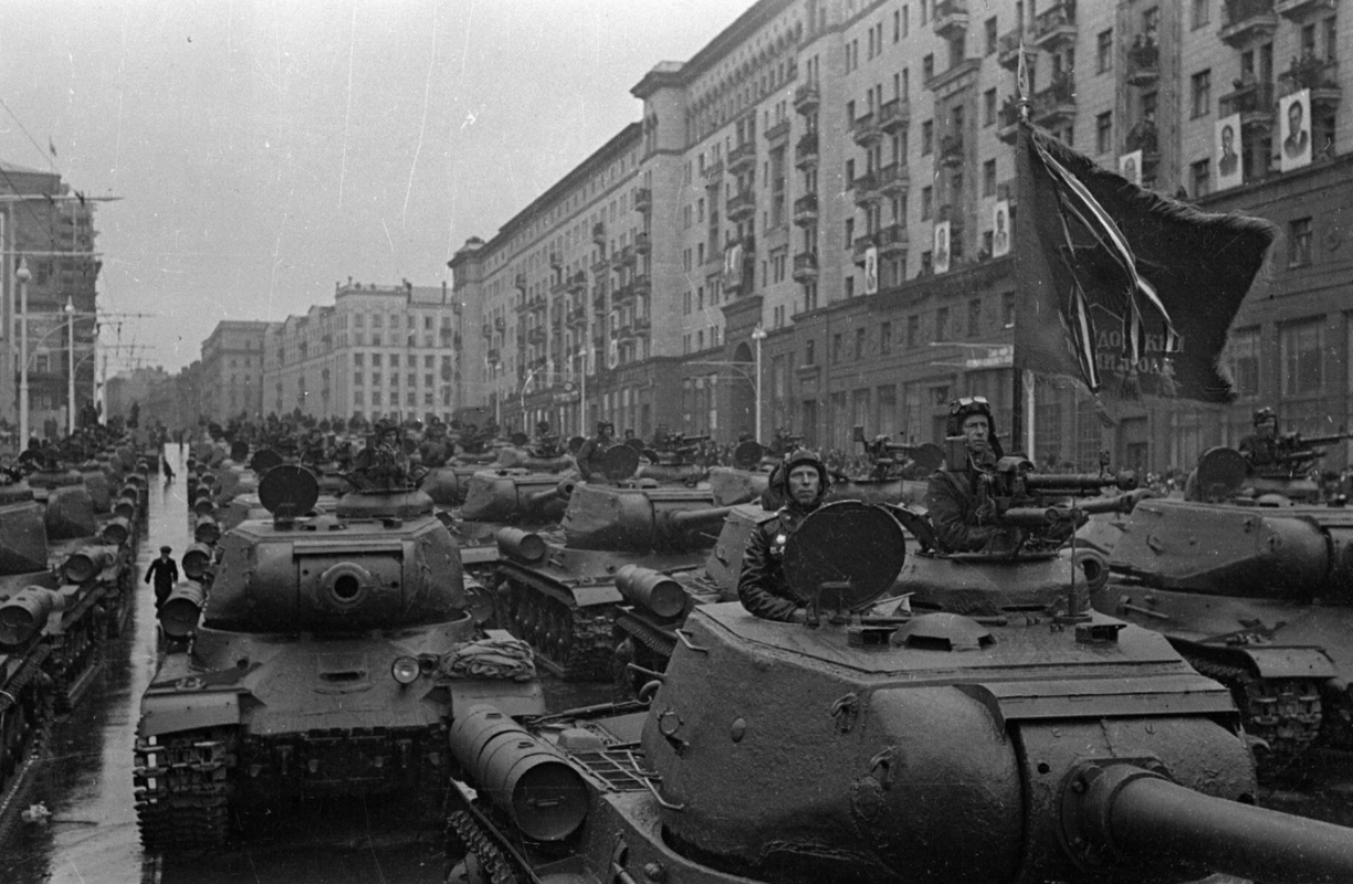 Bataille pour Berlin - Page 27 Des-IS-2-attendant-leur-tour-pour-le-defile-sur-la-Place-Rouge-le-24-juin-1945