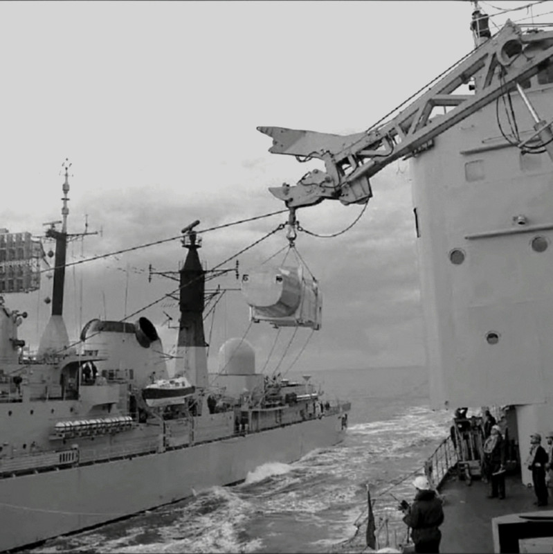 Sheffield (D.80) отработка эвакуации пострадавшего члена экипажа на судно снабжения Regent, 1975