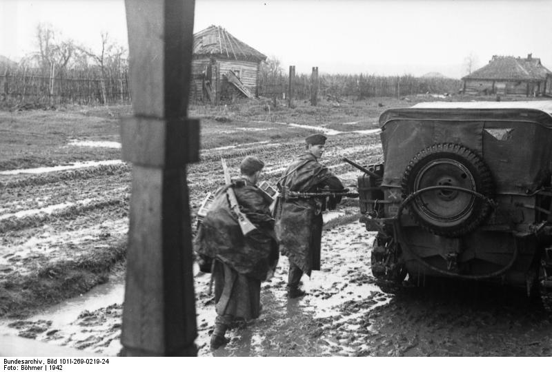 Bundesarchiv_Bild_101I-269-0219-24,_Russland,_Soldaten_auf_nasser_Strasse