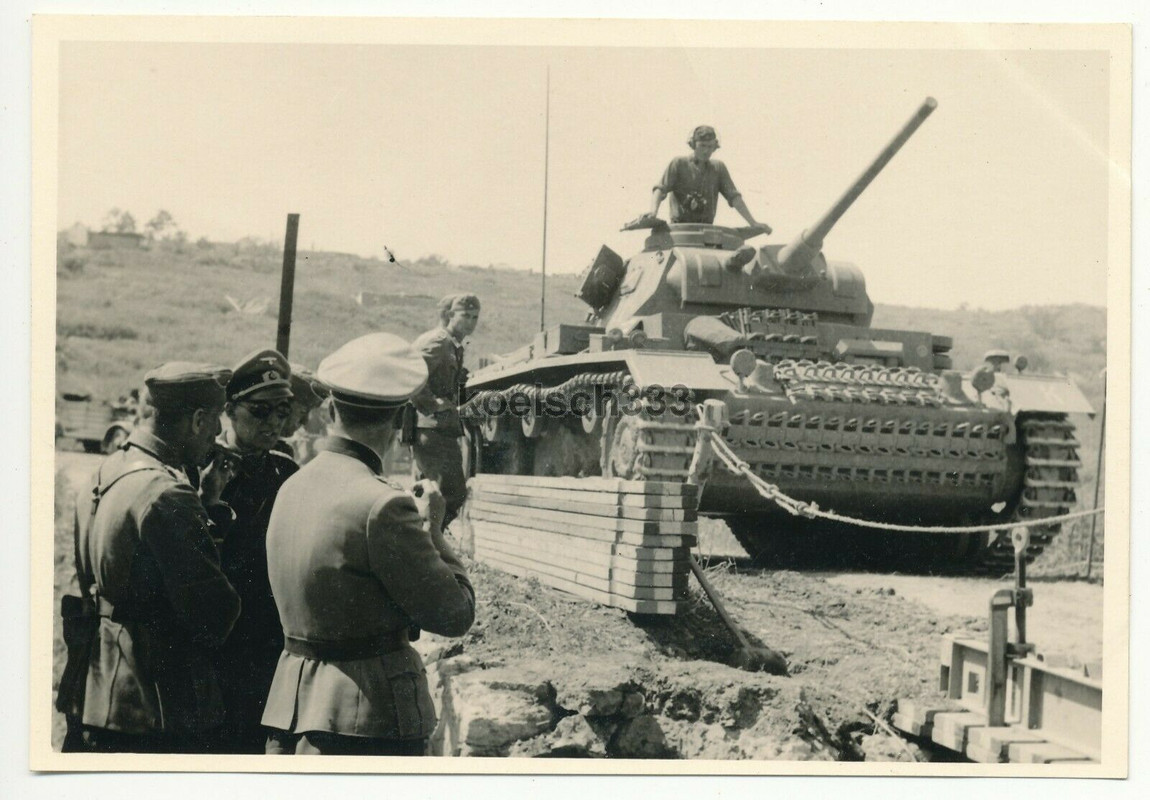 Foto Kommandant im Panzer III vor einer Kriegsbrücke an der Ostfront in Russland