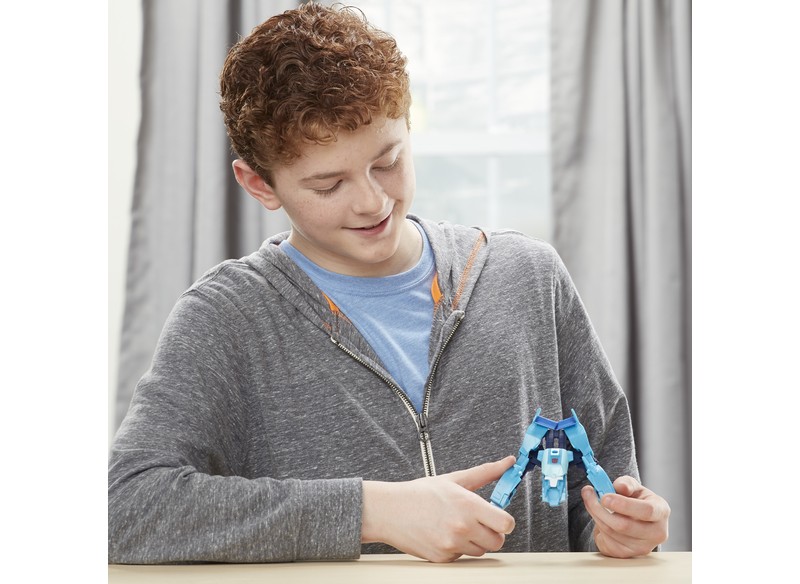 Transformers-Cyberverse-1-Step-Blurr-003