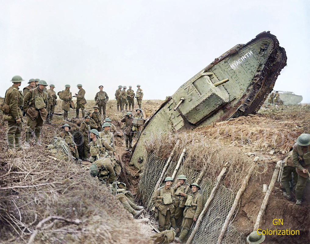 Photos colorises WWI - Page 11 Un-char-Mark-IV-m-le-du-bataillon-H-s-est-cras-dans-une-tranch-e-allemande-alors-qu-il-soutenait