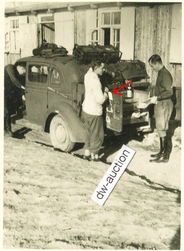 Panzer Grend. Div. GD , Major Binder neben Fahrzeug mit Wappen weißer Stahlhelm
