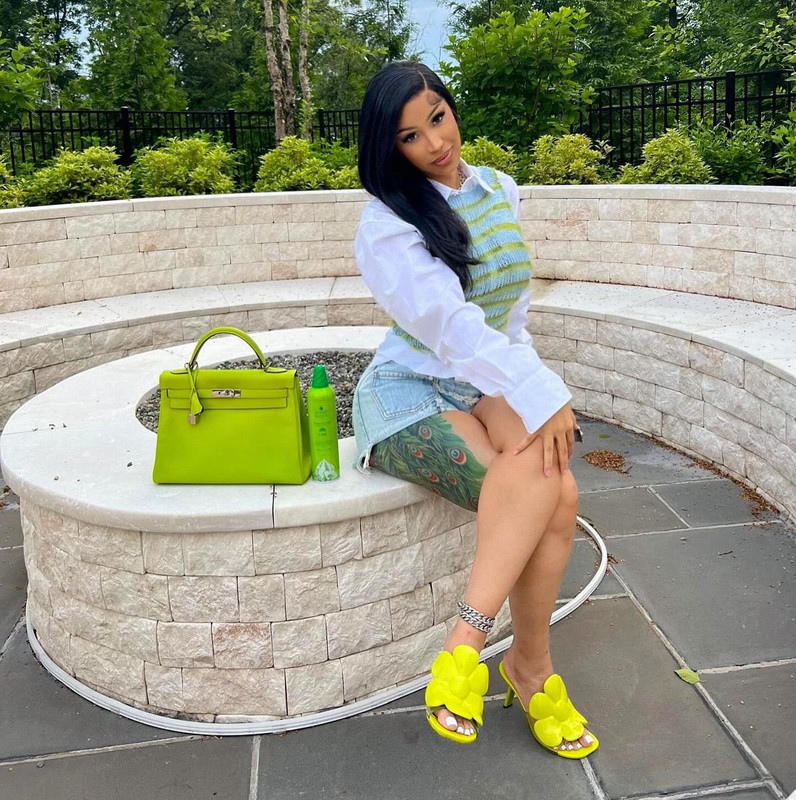 Cardi B تثير الجدل بصور تكشف عن أنوثتها بكل جرأة  Iamcardib-1719316444410