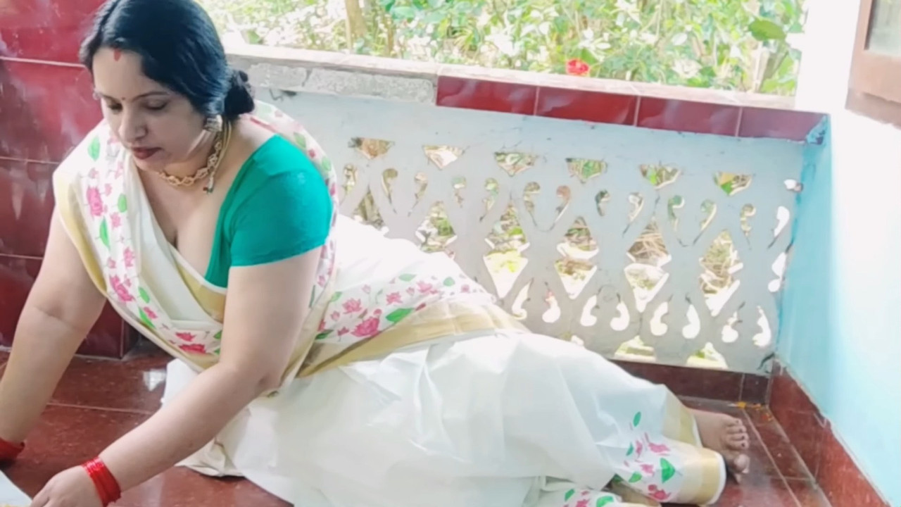 Hot Sexy aunty big boobs and tummy in kerala saree.mp4_snapshot_00.00.236