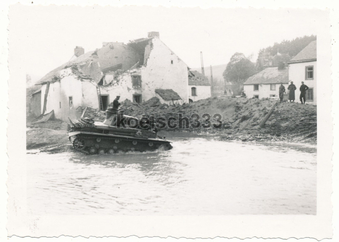 Foto Panzer IV fährt durch Fluss bei Ribemont ! Häuser Ruinen Fr