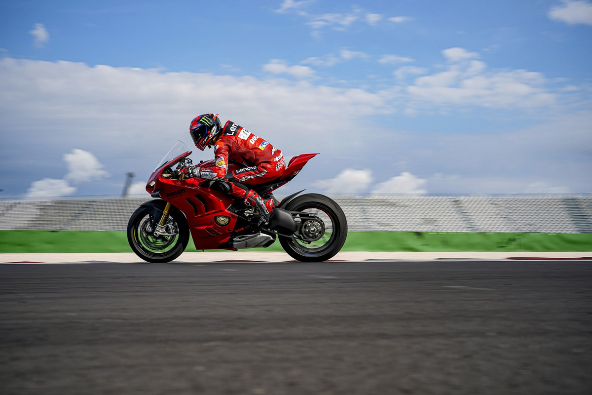 Супербайк Ducati Panigale V4 2022