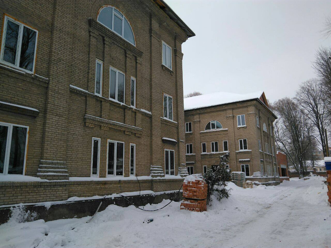 В старинном парке корпуса больницы кирпичные простые корпуса