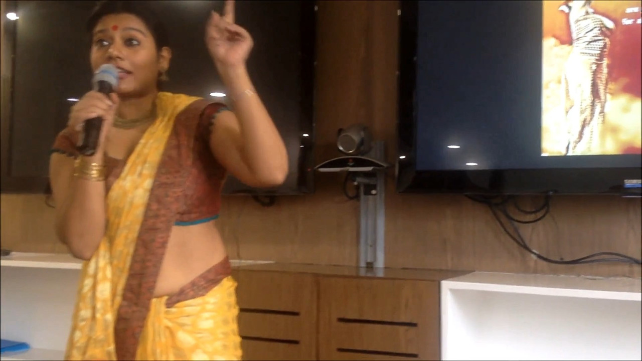 baisakhas sexy hip and navel.mp4_snapshot_00.22.027