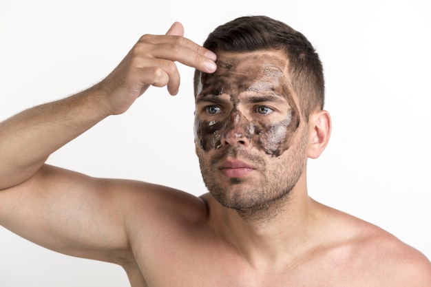 Memakai masker wajah