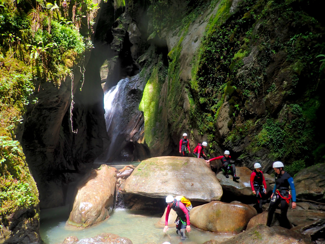 Groupe d'amis et famille canyoning Vallée d'Ossau Pyrénées