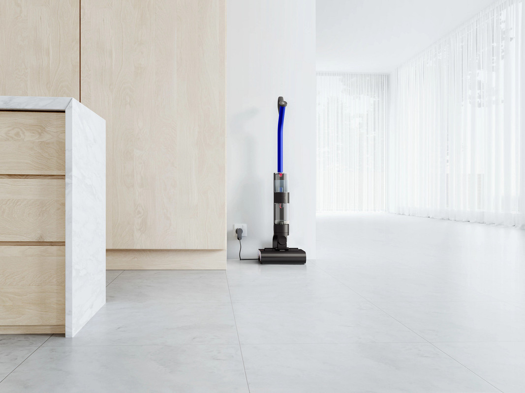 WR01-IRSBLBLKBLK-035-RGB-Hallway-On-Floor-Dock-Charging-Tiled-Floor-A4-MIX.jpg