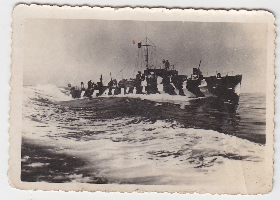 Foto Deutsches Minenräumboot mit Tarnanstrich Ca