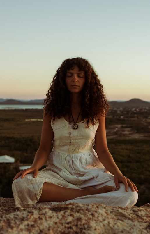 Natasha meditando al atardecer