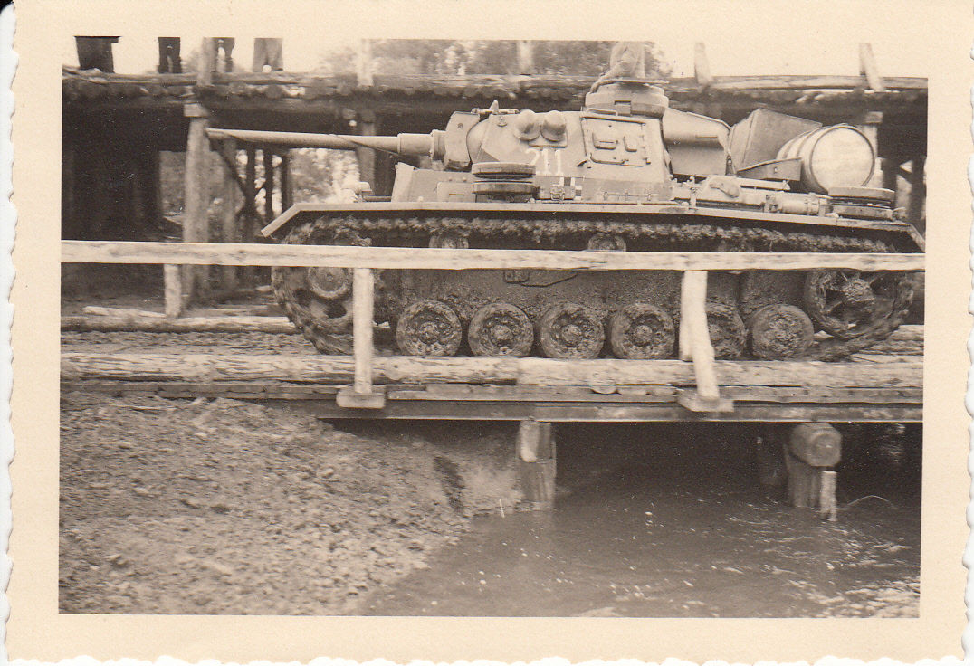 Foto,Deutscher Panzer auf Panzerbrücke
