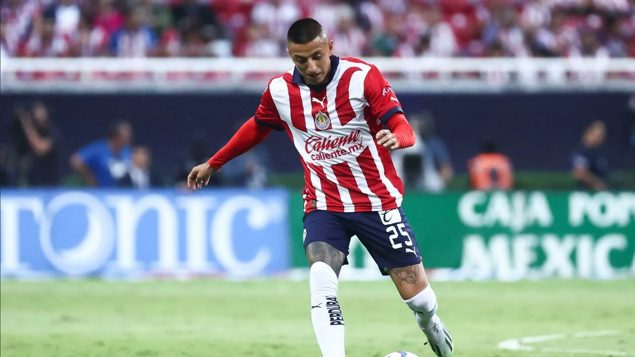 Roberto 'Piojo' Alvarado presume exclusivo diseño de botines con Chivas