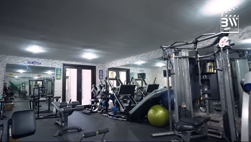 Gym di rumah Momo Geisha