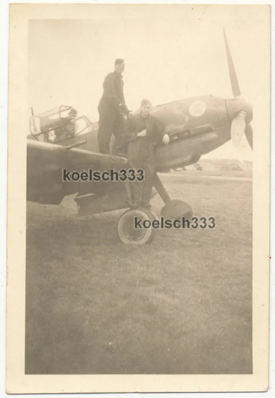 Foto Messerschmitt Bf 109 Flugzeug mit angehängter Bombe 2 Erg Gr JG 27