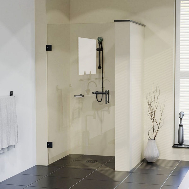 Douche met koof in plafondhoge wand