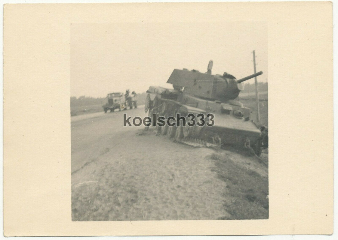 Foto russischer KW-I Panzer auf einer Vormarschstraße hinter Borissow ! Wrack !