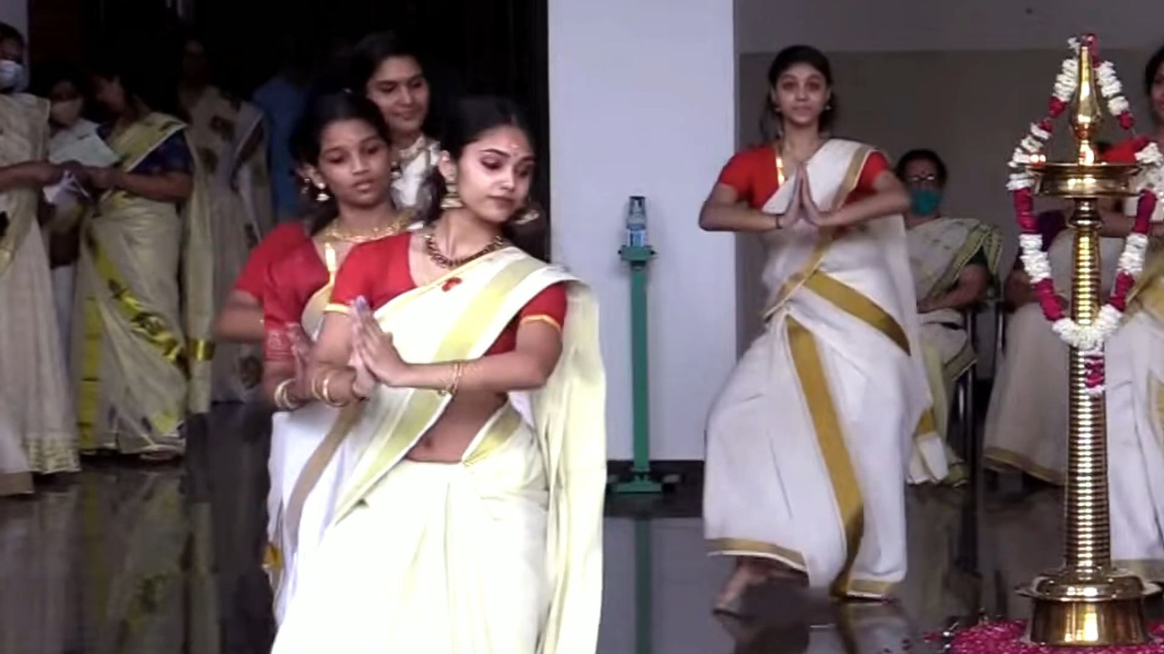 Cute Beautiful Malayali girl Navel slips while thiruvathira.mp4_snapshot_00.25.484