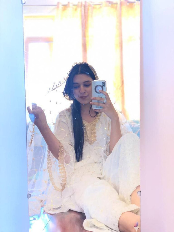 photo 6212759911695846620 y