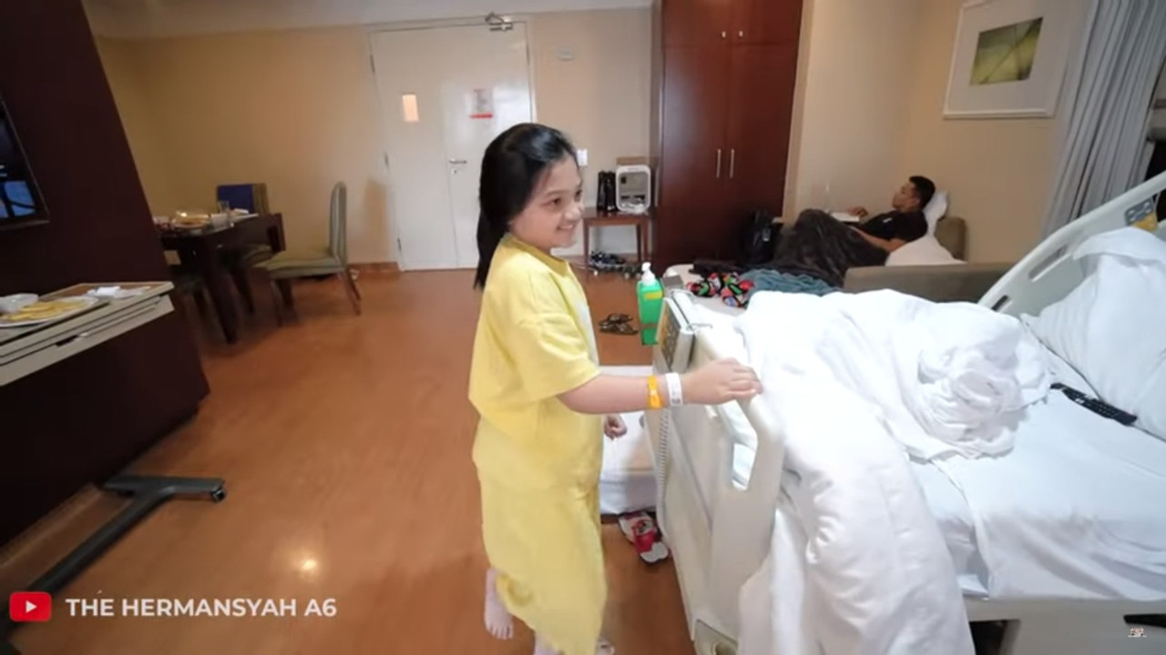 Kabar terbaru dari Arsy Hermansyah yang sempat dilarikan ke rumah sakit gara-gara jatuh dari monkey bar setinggi 2 meter. Kini mulai membaik dan akan dibawa pulang.